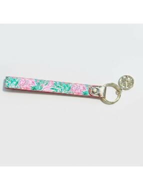 Lilly Pulitzer strap key fob Coming in Hot print leatherette strap gold hardware